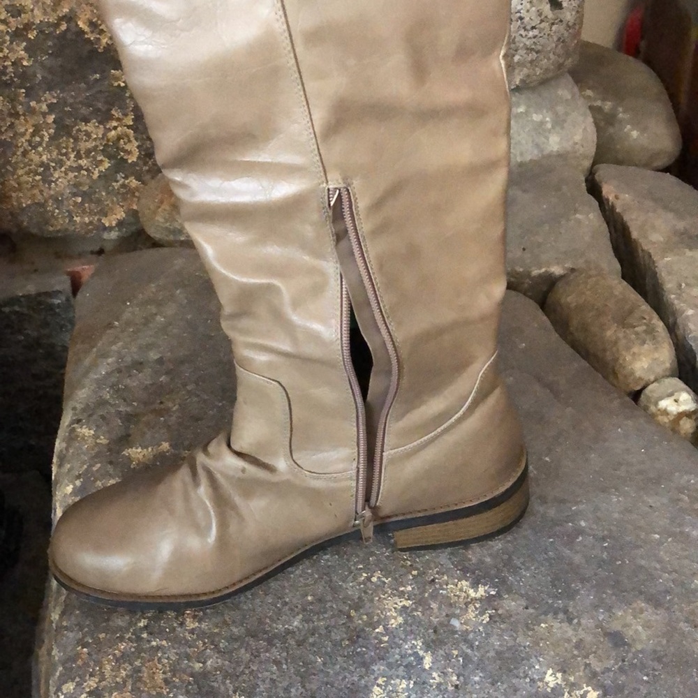 Boots - Picture 4 of 5